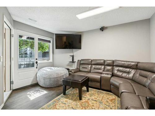 850 37 Street Nw, Calgary, AB - Indoor Photo Showing Living Room