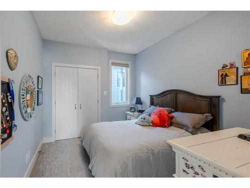 742 24 Avenue Se, Calgary, AB - Indoor Photo Showing Bedroom