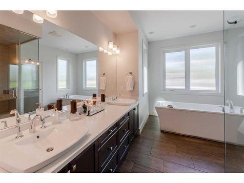 742 24 Avenue Se, Calgary, AB - Indoor Photo Showing Bathroom