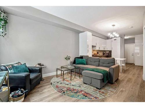 201-515 4 Avenue Ne, Calgary, AB - Indoor Photo Showing Living Room