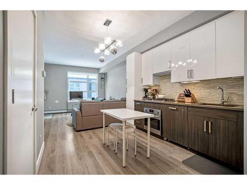 201-515 4 Avenue Ne, Calgary, AB - Indoor Photo Showing Kitchen With Upgraded Kitchen