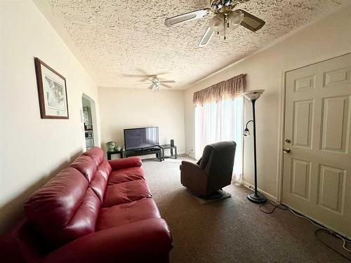 4822 47 Street, Bentley, AB - Indoor Photo Showing Other Room