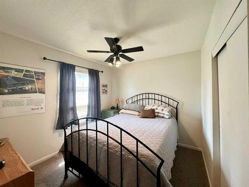 4822 47 Street, Bentley, AB - Indoor Photo Showing Bedroom