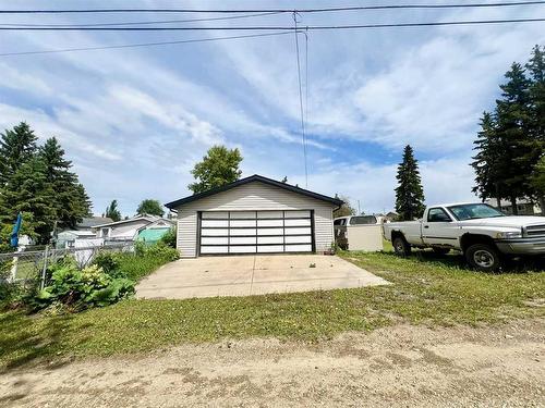 4822 47 Street, Bentley, AB - Outdoor