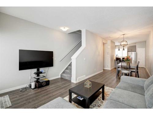 506-850 Belmont Drive Sw, Calgary, AB - Indoor Photo Showing Living Room