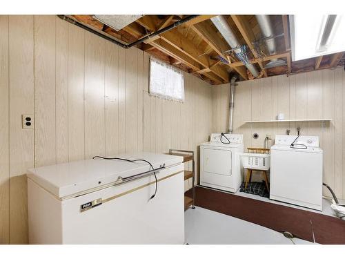 412 1 Avenue Se, Airdrie, AB - Indoor Photo Showing Laundry Room