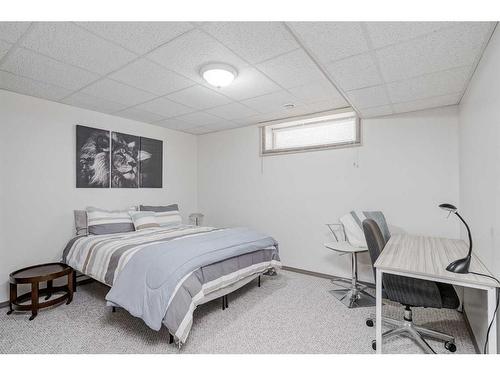 112 Somerset Circle Sw, Calgary, AB - Indoor Photo Showing Bedroom