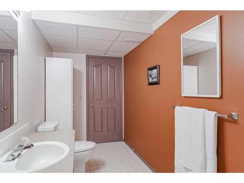 112 Somerset Circle Sw, Calgary, AB - Indoor Photo Showing Bathroom