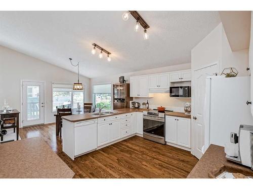 112 Somerset Circle Sw, Calgary, AB - Indoor Photo Showing Kitchen With Double Sink