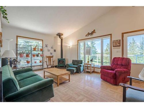 275052 Range Road 23, Rural Rocky View County, AB - Indoor Photo Showing Living Room