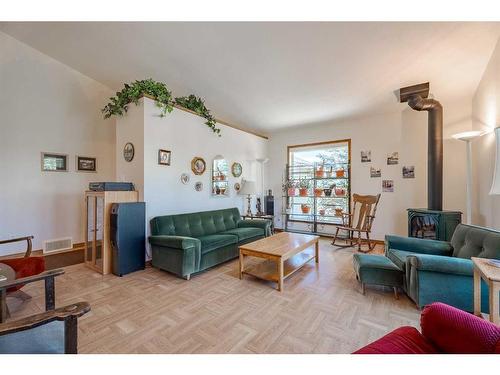 275052 Range Road 23, Rural Rocky View County, AB - Indoor Photo Showing Living Room