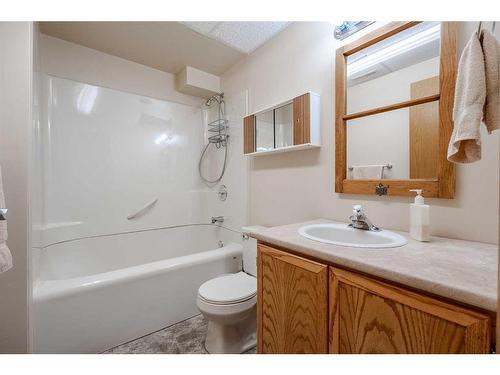 275052 Range Road 23, Rural Rocky View County, AB - Indoor Photo Showing Bathroom