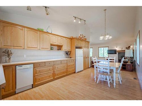 275052 Range Road 23, Rural Rocky View County, AB - Indoor Photo Showing Kitchen