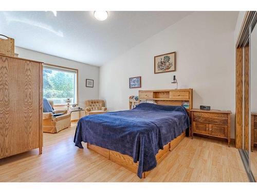 275052 Range Road 23, Rural Rocky View County, AB - Indoor Photo Showing Bedroom
