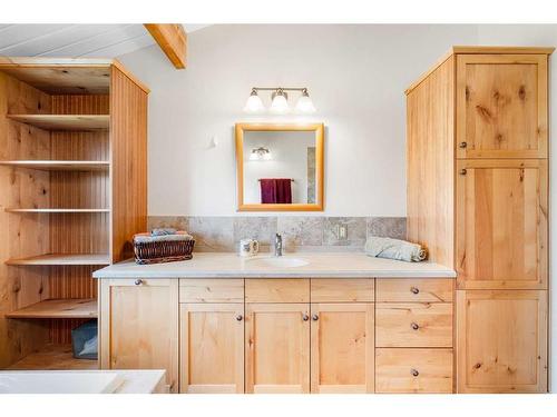 43130 Township Road 280, Rural Rocky View County, AB - Indoor Photo Showing Bathroom