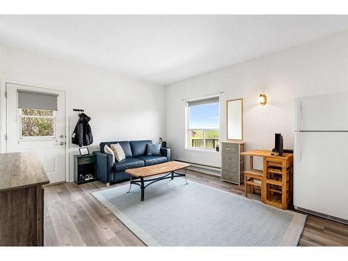 43130 Township Road 280, Rural Rocky View County, AB - Indoor Photo Showing Living Room