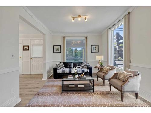 802 9 Street Se, Calgary, AB - Indoor Photo Showing Living Room