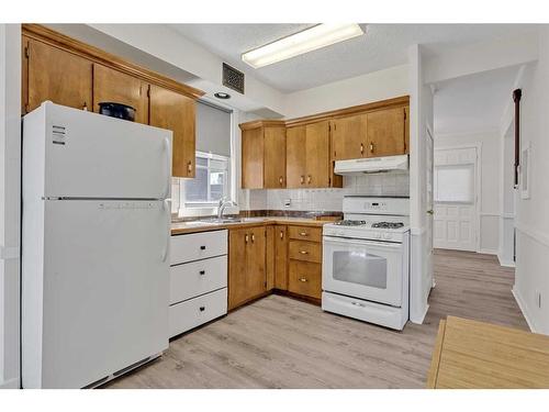 802 9 Street Se, Calgary, AB - Indoor Photo Showing Kitchen