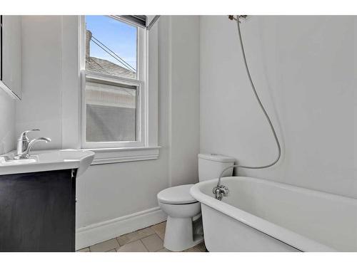 802 9 Street Se, Calgary, AB - Indoor Photo Showing Bathroom