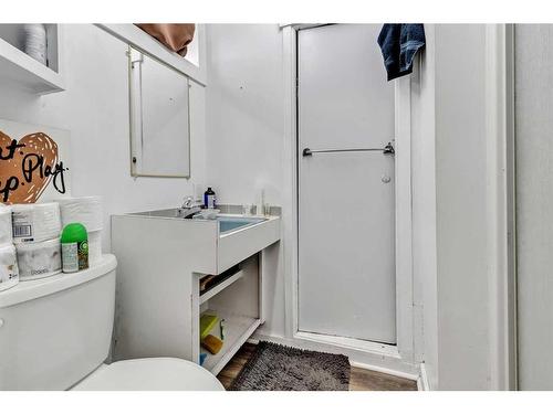 802 9 Street Se, Calgary, AB - Indoor Photo Showing Bathroom