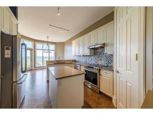 202 Patterson Boulevard Sw, Calgary, AB - Indoor Photo Showing Kitchen With Stainless Steel Kitchen With Upgraded Kitchen