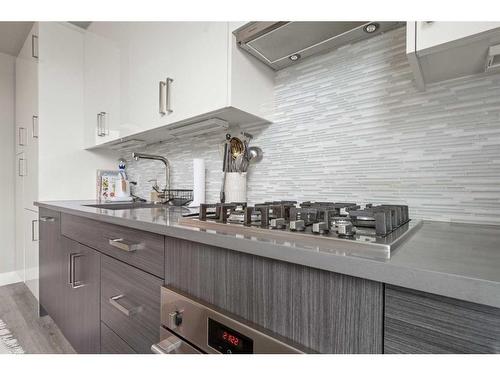 221-515 4 Avenue Ne, Calgary, AB - Indoor Photo Showing Kitchen With Upgraded Kitchen