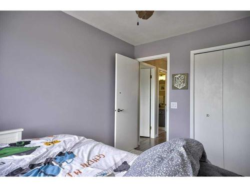 201 Riverwood Close Se, Calgary, AB - Indoor Photo Showing Bedroom