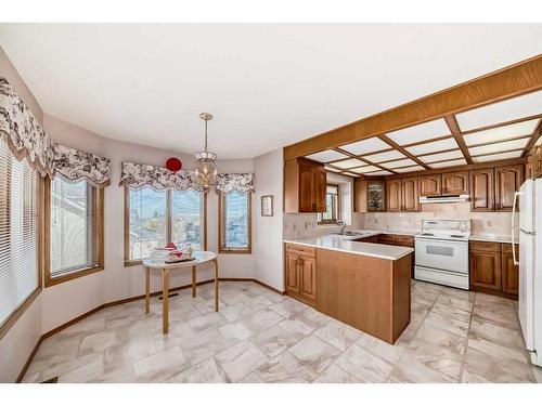 183 Christie Park Hill Sw, Calgary, AB - Indoor Photo Showing Kitchen