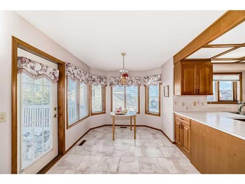 183 Christie Park Hill Sw, Calgary, AB - Indoor Photo Showing Kitchen