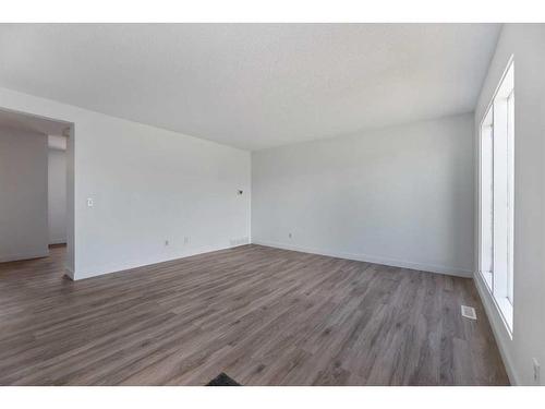 212 Marlborough Way Ne, Calgary, AB - Indoor Photo Showing Other Room