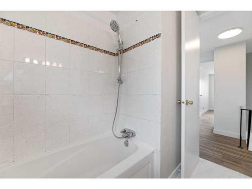 212 Marlborough Way Ne, Calgary, AB - Indoor Photo Showing Bathroom