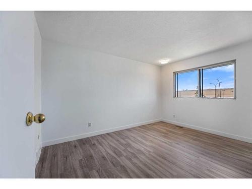 212 Marlborough Way Ne, Calgary, AB - Indoor Photo Showing Other Room