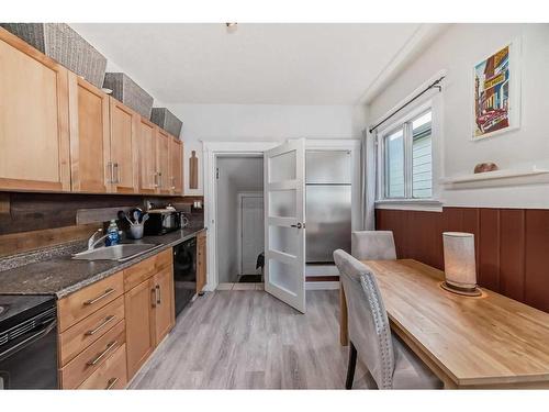 208 16 Street Nw, Calgary, AB - Indoor Photo Showing Kitchen