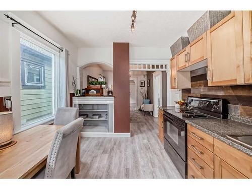 208 16 Street Nw, Calgary, AB - Indoor Photo Showing Kitchen