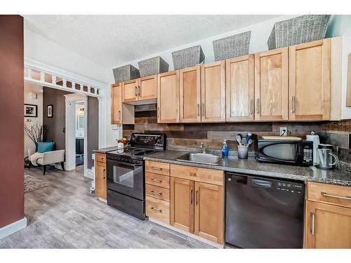 208 16 Street Nw, Calgary, AB - Indoor Photo Showing Kitchen