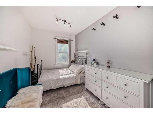 208 16 Street Nw, Calgary, AB - Indoor Photo Showing Bedroom