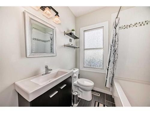208 16 Street Nw, Calgary, AB - Indoor Photo Showing Bathroom