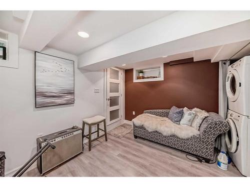 208 16 Street Nw, Calgary, AB - Indoor Photo Showing Laundry Room