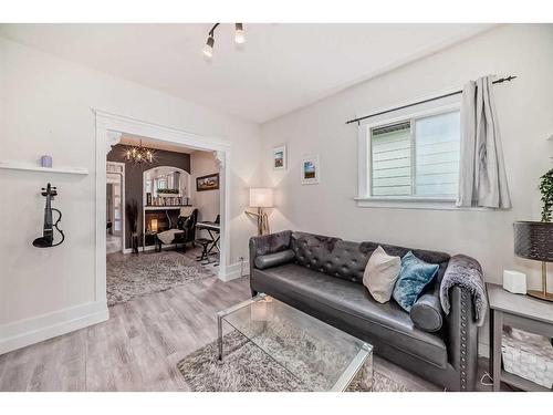 208 16 Street Nw, Calgary, AB - Indoor Photo Showing Living Room