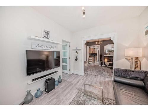 208 16 Street Nw, Calgary, AB - Indoor Photo Showing Living Room