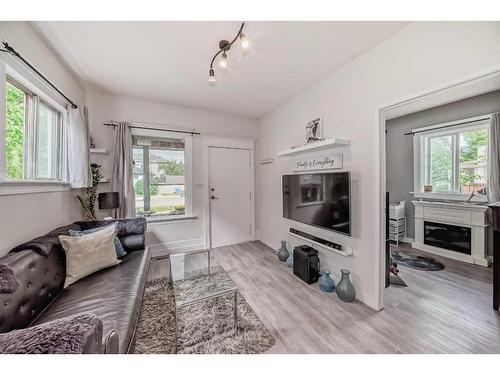 208 16 Street Nw, Calgary, AB - Indoor Photo Showing Living Room