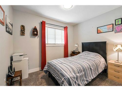 19 Garrick Drive Sw, Calgary, AB - Indoor Photo Showing Bedroom