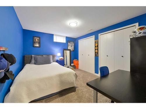 19 Garrick Drive Sw, Calgary, AB - Indoor Photo Showing Bedroom