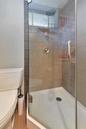 19 Garrick Drive Sw, Calgary, AB - Indoor Photo Showing Bathroom