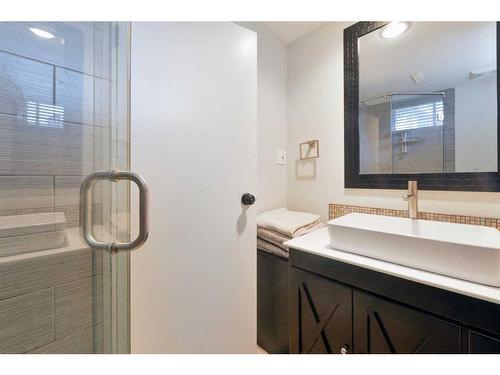 19 Garrick Drive Sw, Calgary, AB - Indoor Photo Showing Bathroom