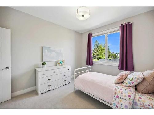 2050 49 Avenue Sw, Calgary, AB - Indoor Photo Showing Bedroom