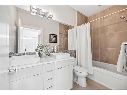 2050 49 Avenue Sw, Calgary, AB - Indoor Photo Showing Bathroom