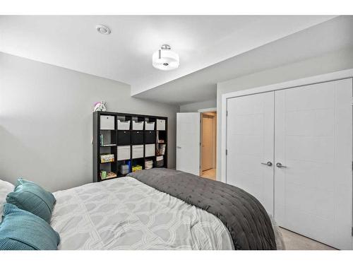 2050 49 Avenue Sw, Calgary, AB - Indoor Photo Showing Bedroom