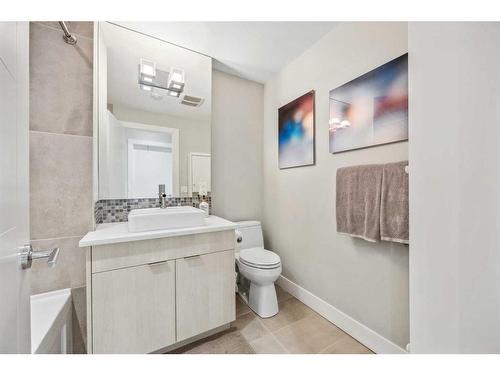 2050 49 Avenue Sw, Calgary, AB - Indoor Photo Showing Bathroom