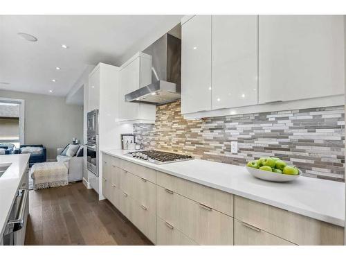 2050 49 Avenue Sw, Calgary, AB - Indoor Photo Showing Kitchen With Upgraded Kitchen